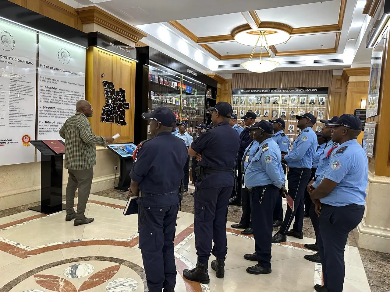 Fotografia: Efectivos da Polícia Protocolar visitam Galeria do Constitucionalismo Angolano