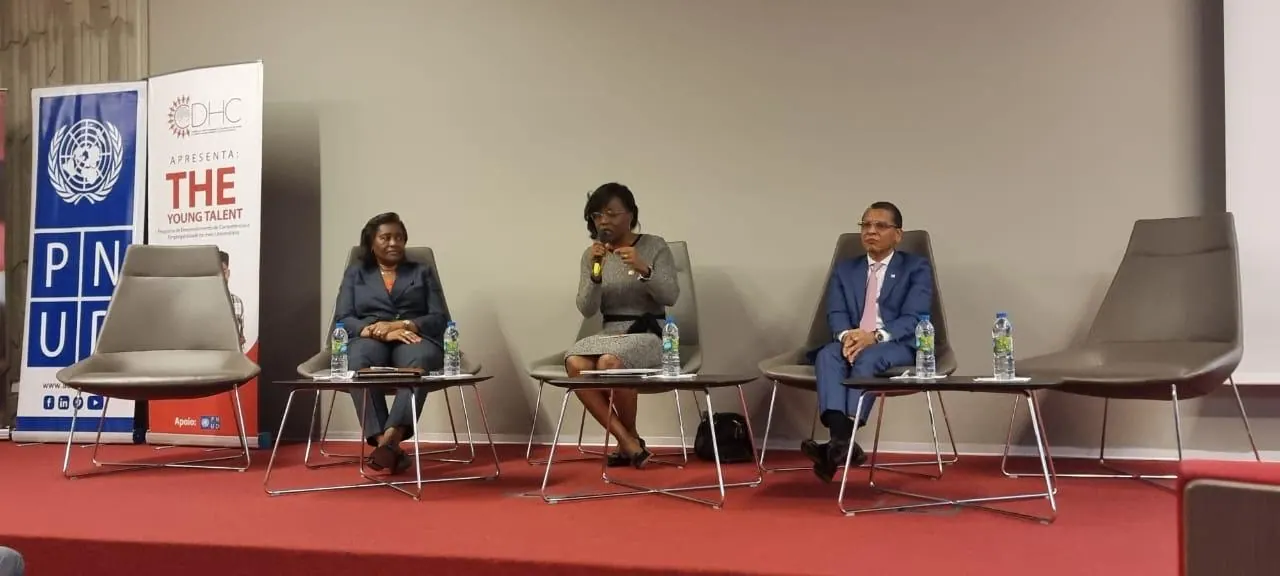 Fotografia: Juíza Presidente fala com estudantes da UCAN