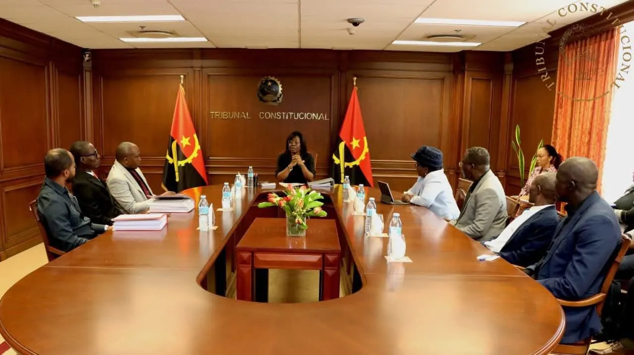 Fotografia: Presidente do Partido Humanista Angolano e membros da Comissão Política recebidos pela Presidente do Tribunal Constitucional