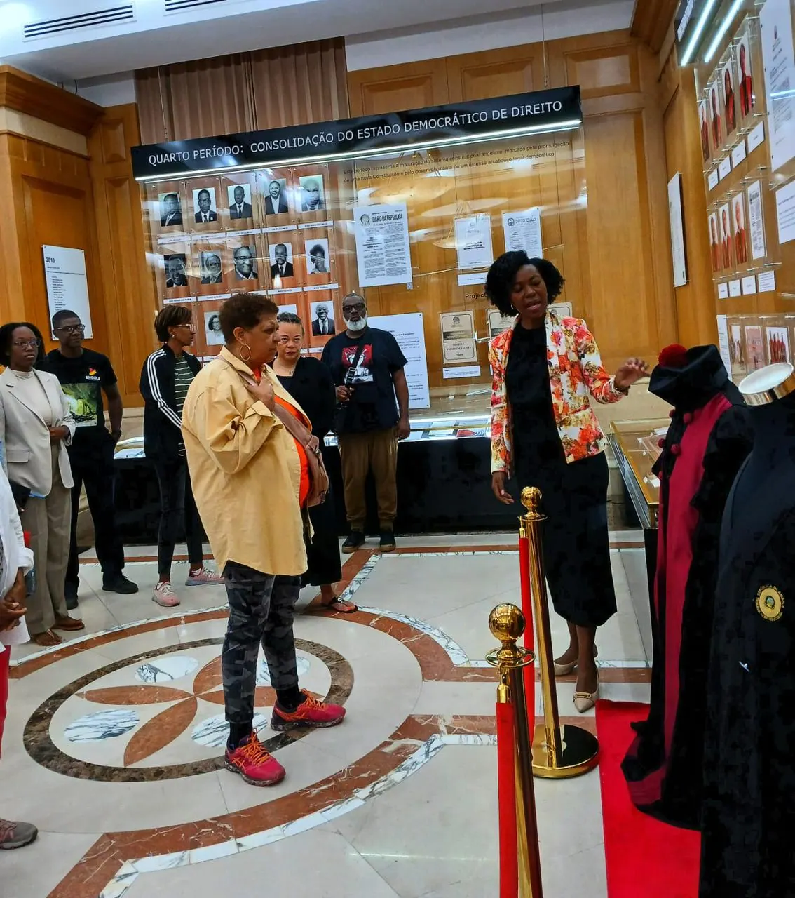 Fotografia: Descendentes dos primeiros escravos angolanos levados aos EUA visitam Galeria do Constitucionalismo